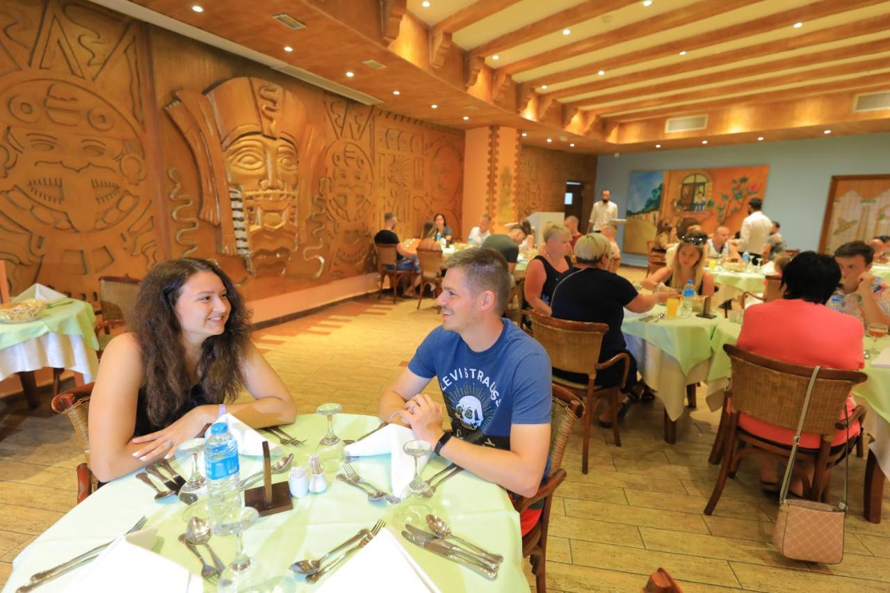 Titanic Palace Families And Couples Only Hurghada Extérieur photo The dining room at the hotel