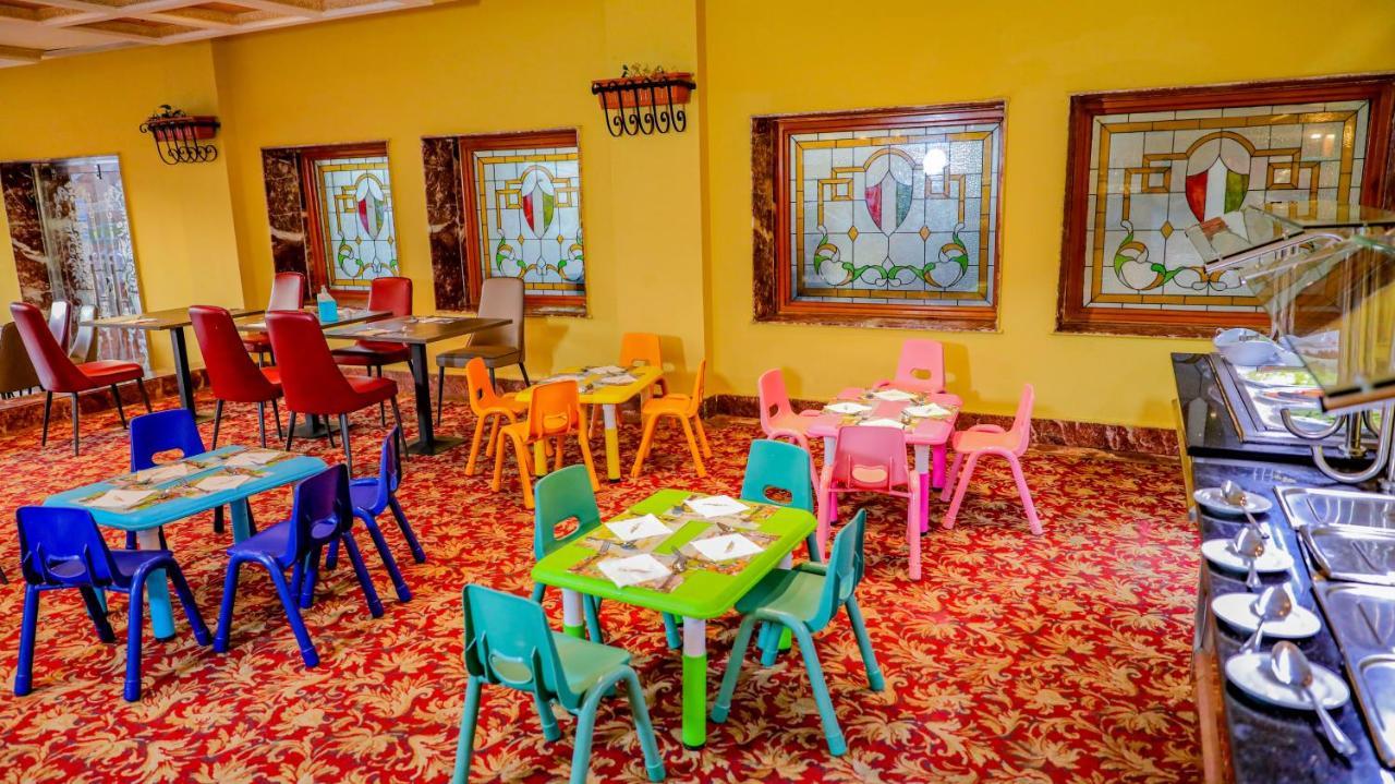 Titanic Palace Families And Couples Only Hurghada Extérieur photo The restaurant's interior